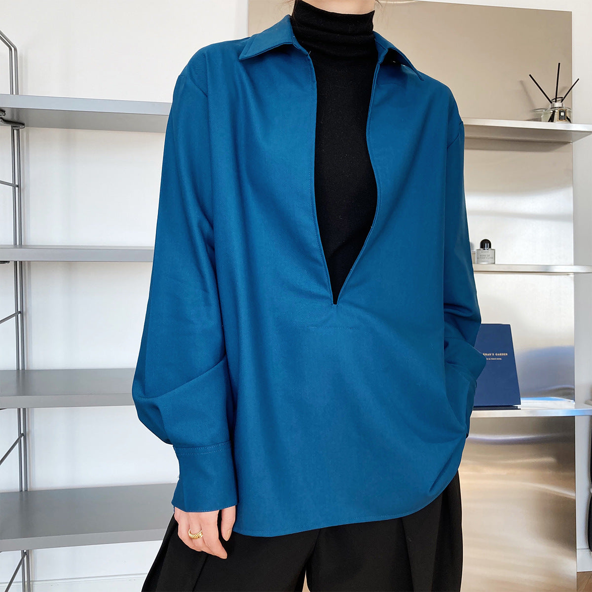 Chemise Femme Col V à Manches Longues – Légère & Élégante