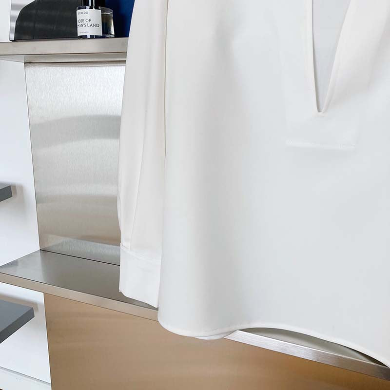 Chemise Femme Col V à Manches Longues – Légère & Élégante