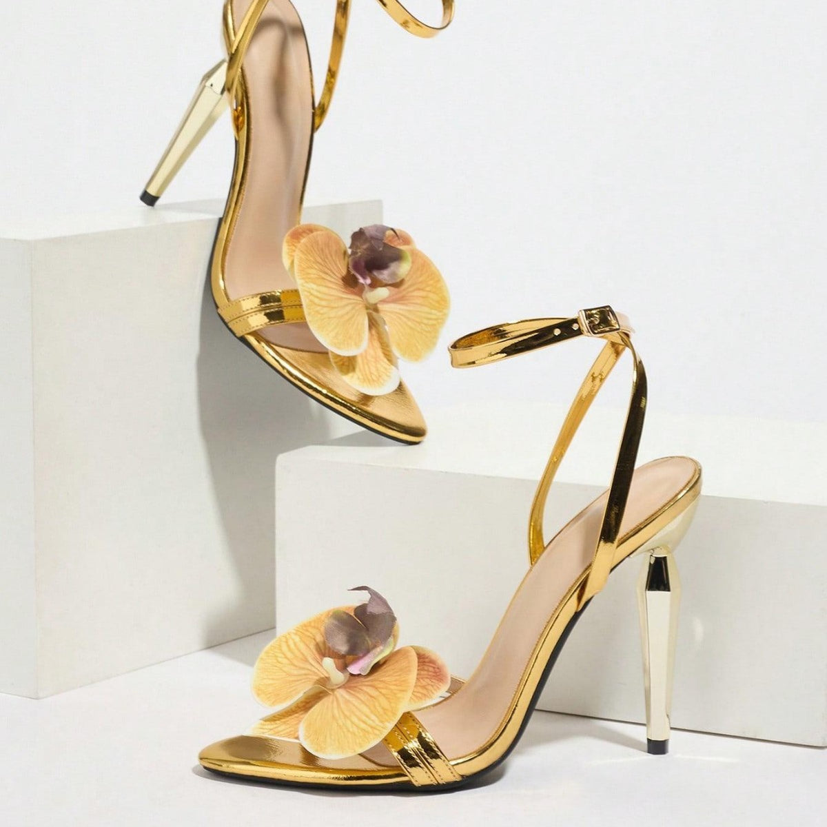 Sandales de Soirée Dorées à Fleurs 3D – Talon Aiguille & Bride Cheville