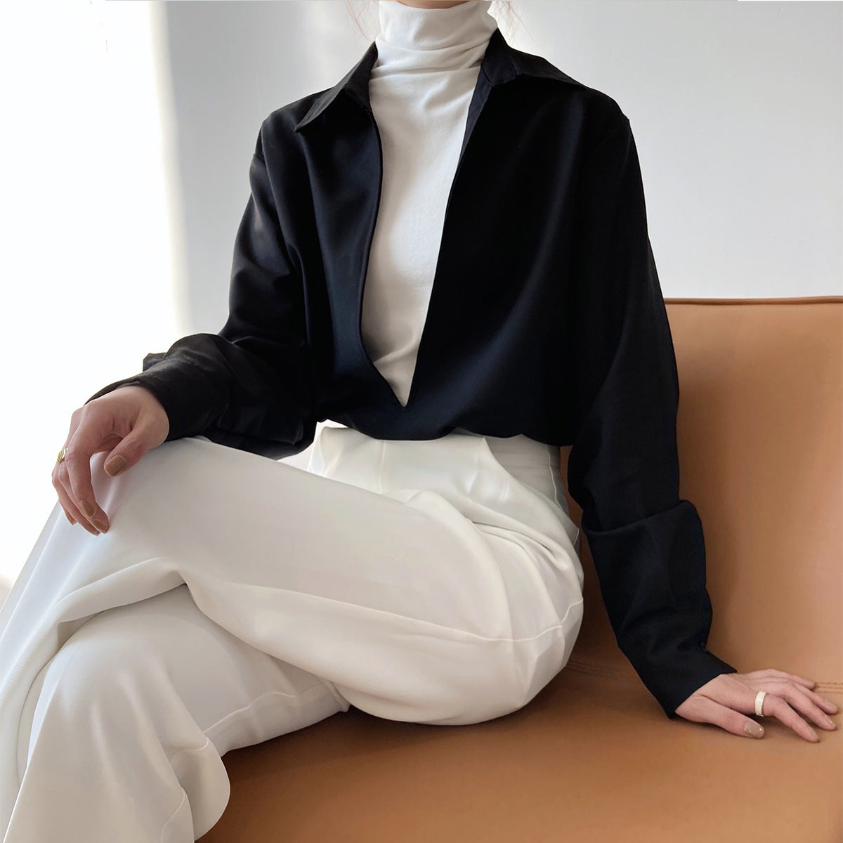 Chemise Femme Col V à Manches Longues – Légère & Élégante