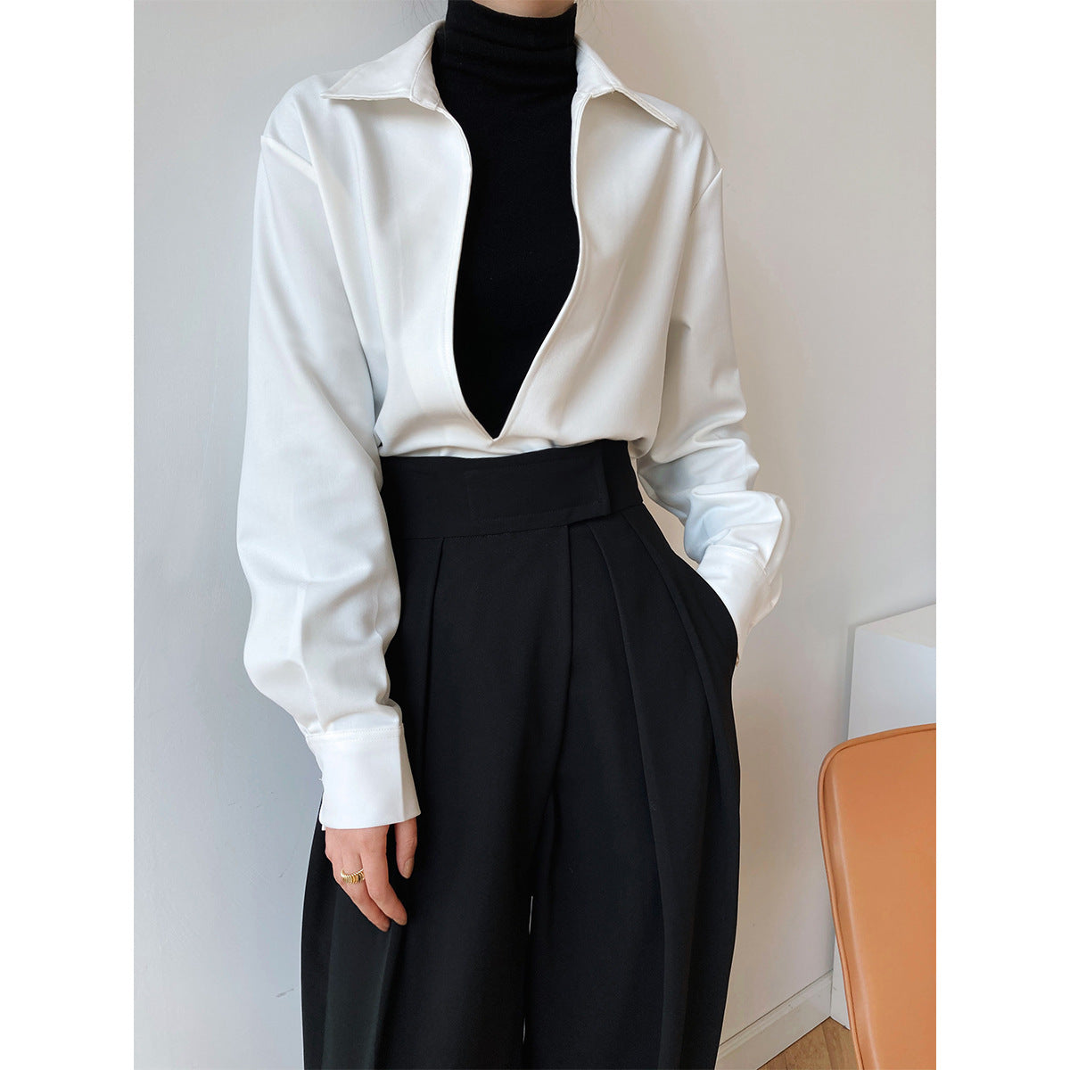 Chemise Femme Col V à Manches Longues – Légère & Élégante