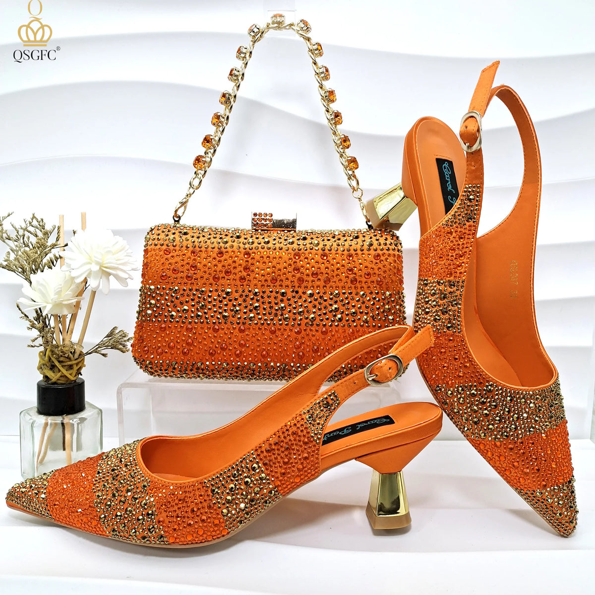 Ensemble sac à main et chaussures à talons assortis