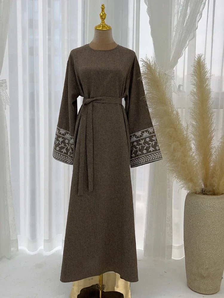Abaya Longue Brodée à Fleurs – Caftan Élégant pour l'Aïd & les Fêtes