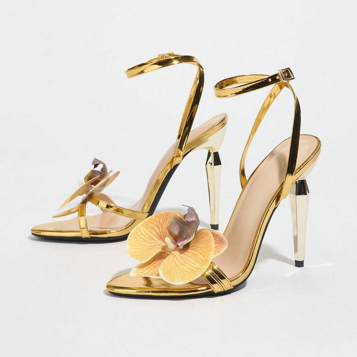 Sandales de Soirée Dorées à Fleurs 3D – Talon Aiguille & Bride Cheville