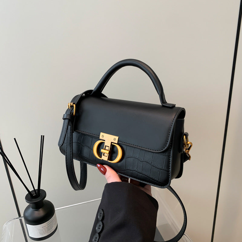 Petit sac carré vintage porté épaule