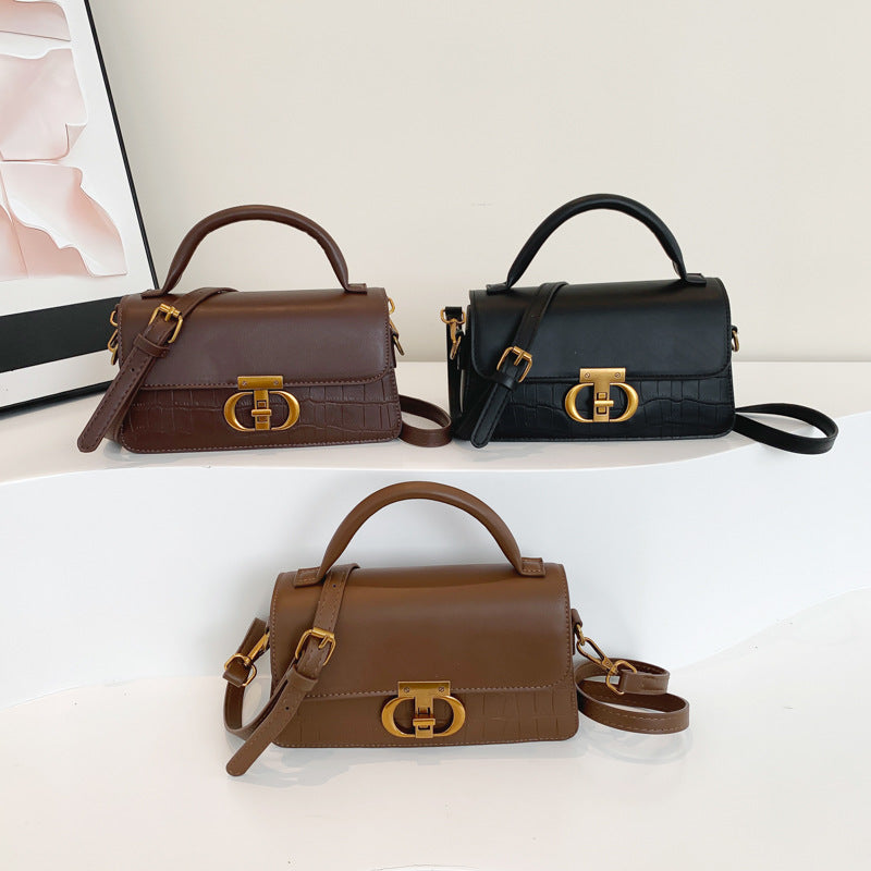Petit sac carré vintage porté épaule