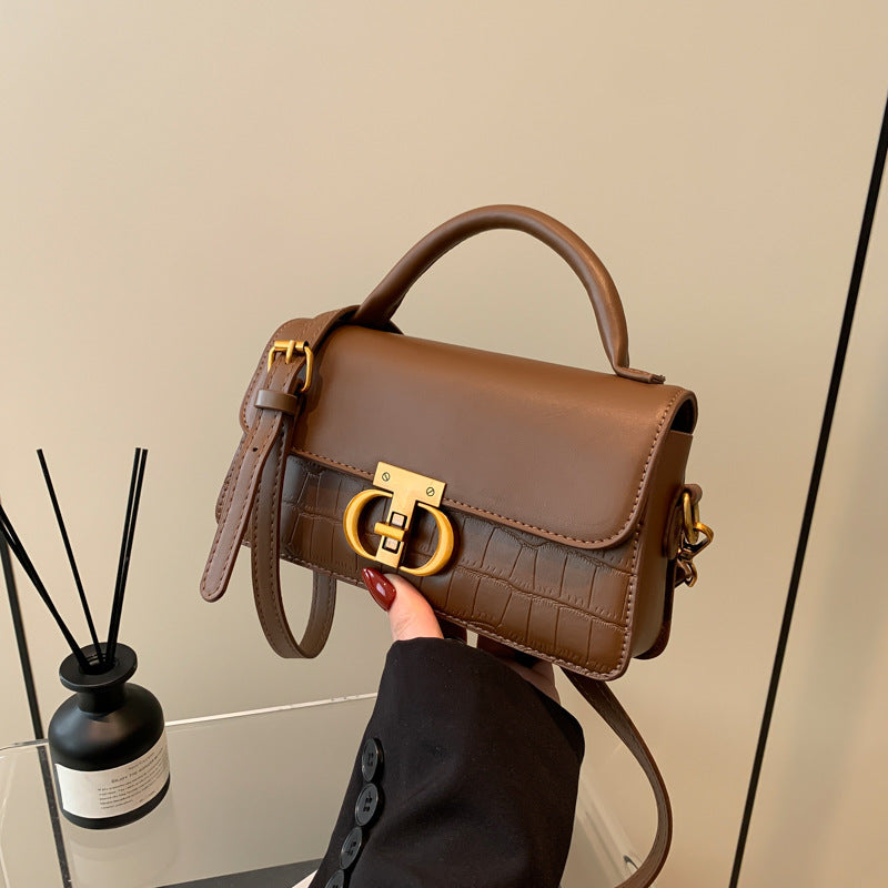 Petit sac carré vintage porté épaule