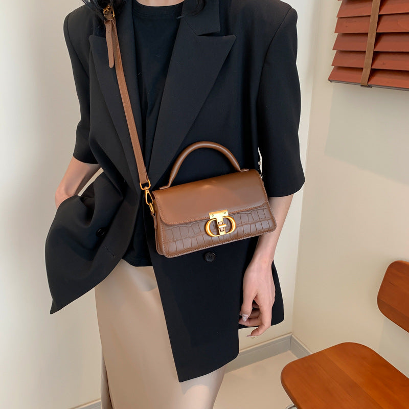 Petit sac carré vintage porté épaule