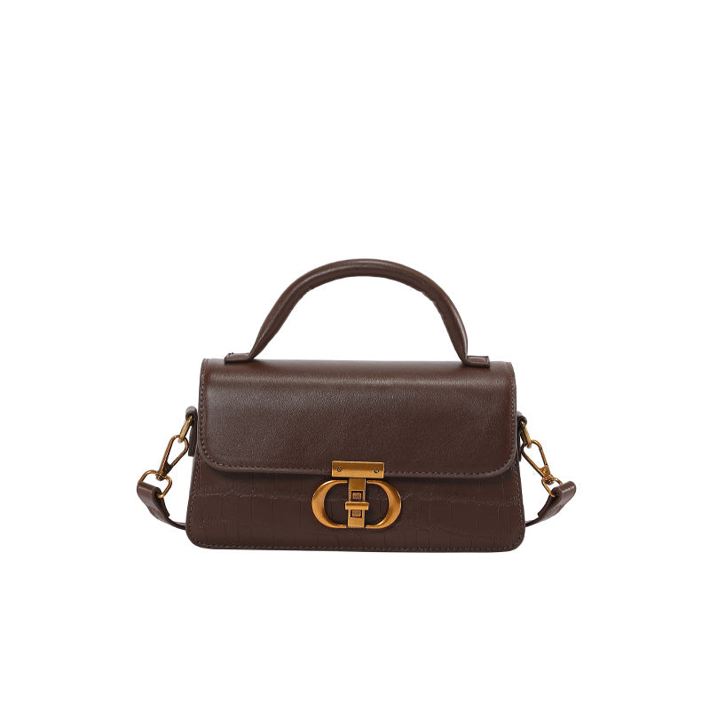 Petit sac carré vintage porté épaule
