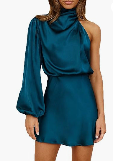 Robe Courte en Satin à Manches Longues – Col Montant & Boutons d'Épaule