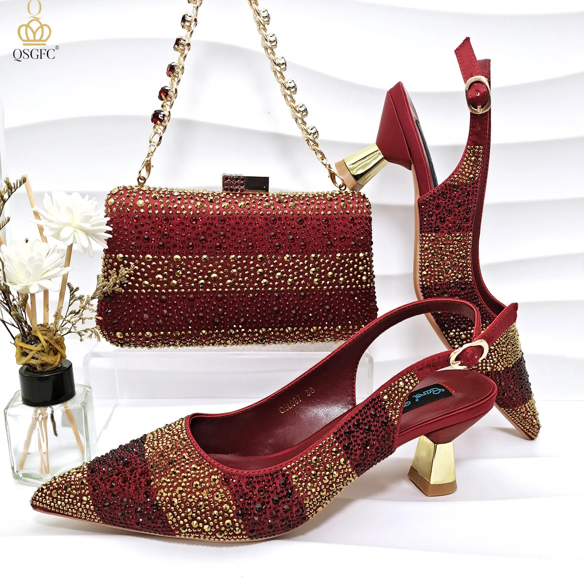 Ensemble sac à main et chaussures à talons assortis