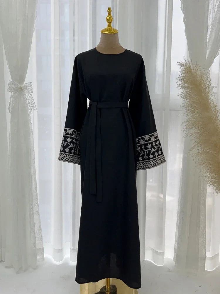 Abaya Longue Brodée à Fleurs – Caftan Élégant pour l'Aïd & les Fêtes