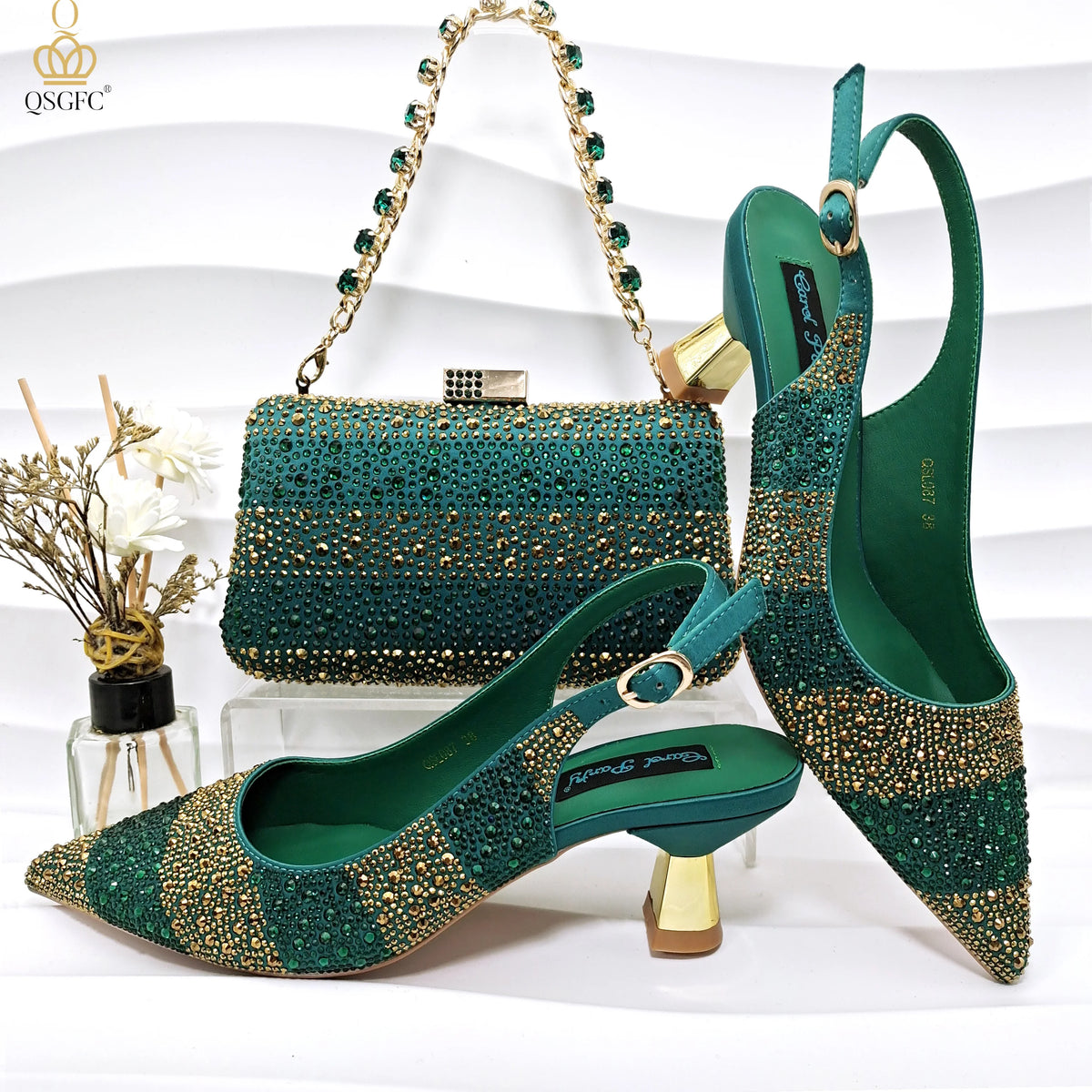 Ensemble sac à main et chaussures à talons assortis
